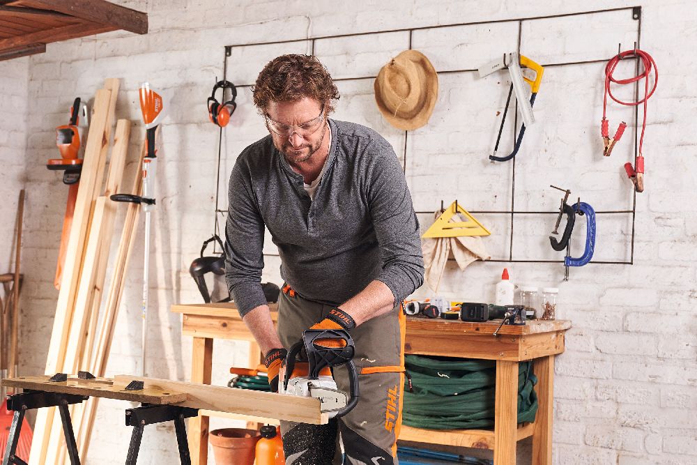 Cięcie pilarką Stihl w garażu